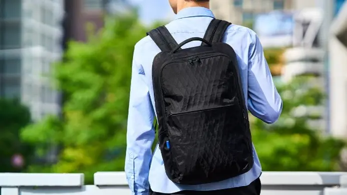 コンディショニングバックパックを着用した男性の写真