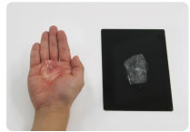 [ノックさん] ：これはつまり・・・黒いフィルムが赤外線を通す赤外線透過フィルター、透明なガラスのほうは赤外線を通さない赤外線カットフィルターなんだ。