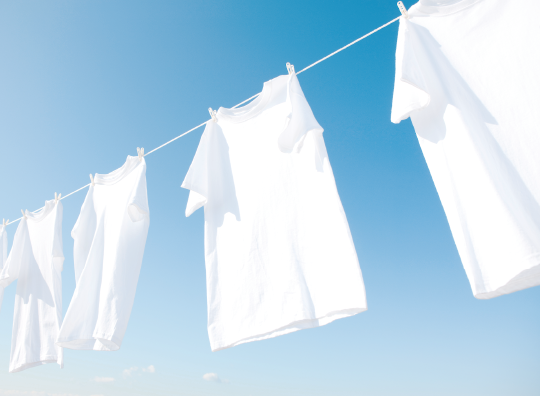 部屋干しのイメージ。4 kgの洗濯物を約2時間（注8）で乾燥。