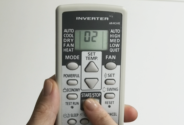 Appuyez sur [MARCHE/ARRÊT]. Wi-Fi clignote sur l’écran du module intérieur.