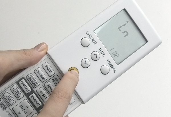 Πατήστε το κουμπί ON/OFF. Η ένδειξη WI-FI στη μονάδα εσωτερικού χώρου θα αναβοσβήσει.
