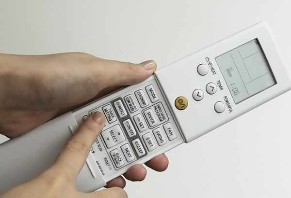 【RC type 1】  Press down [SEND] or [OFF(TIMER)] on the remote controller for more than 5 seconds.
