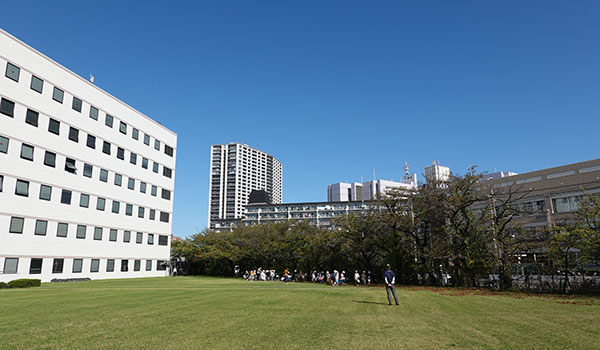 芝生広場で小学生が遊んでいる様子