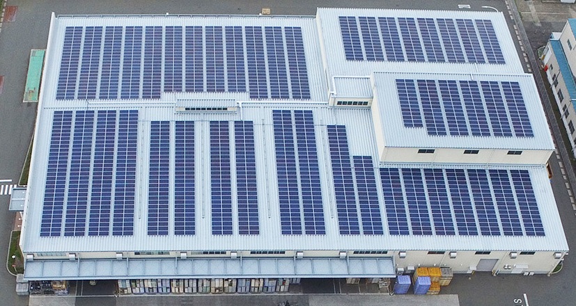 富士エコサイクルの屋根に設置した太陽光パネル