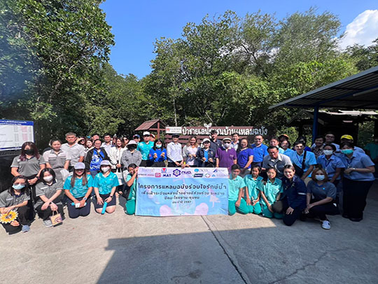 水質保全活動をする様子