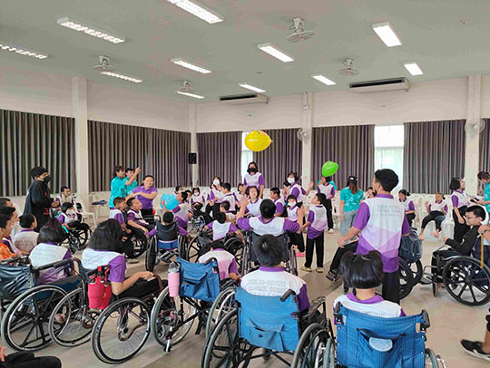 笑顔を届ける：学校訪問のひとときの様子