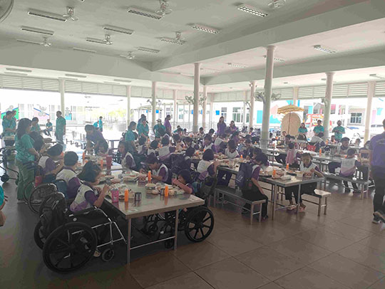 提供した昼食を楽しむ生徒たちの様子