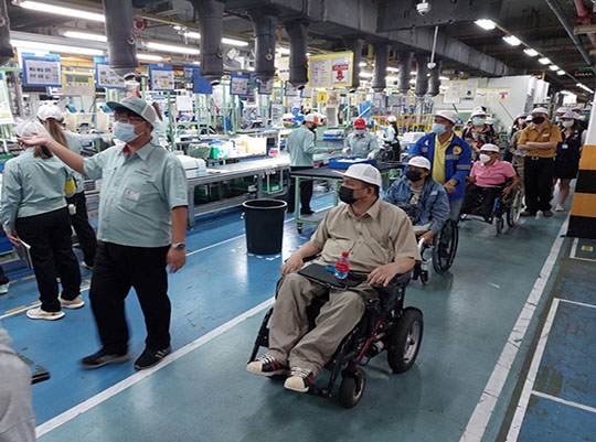 それぞれの視点で：工場見学の一コマの様子